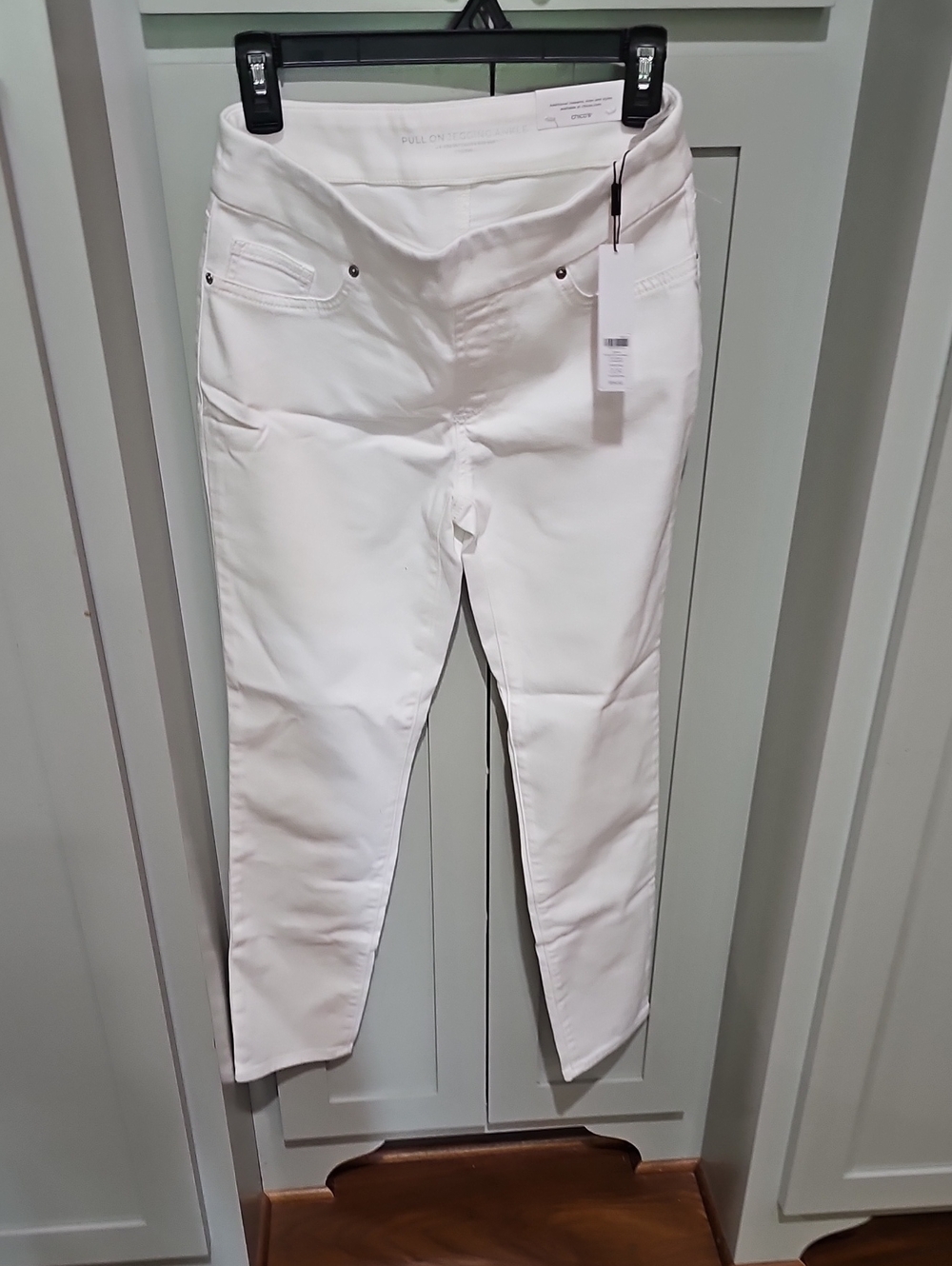 Chico's White Pull-On Jegging Ankle Pants
